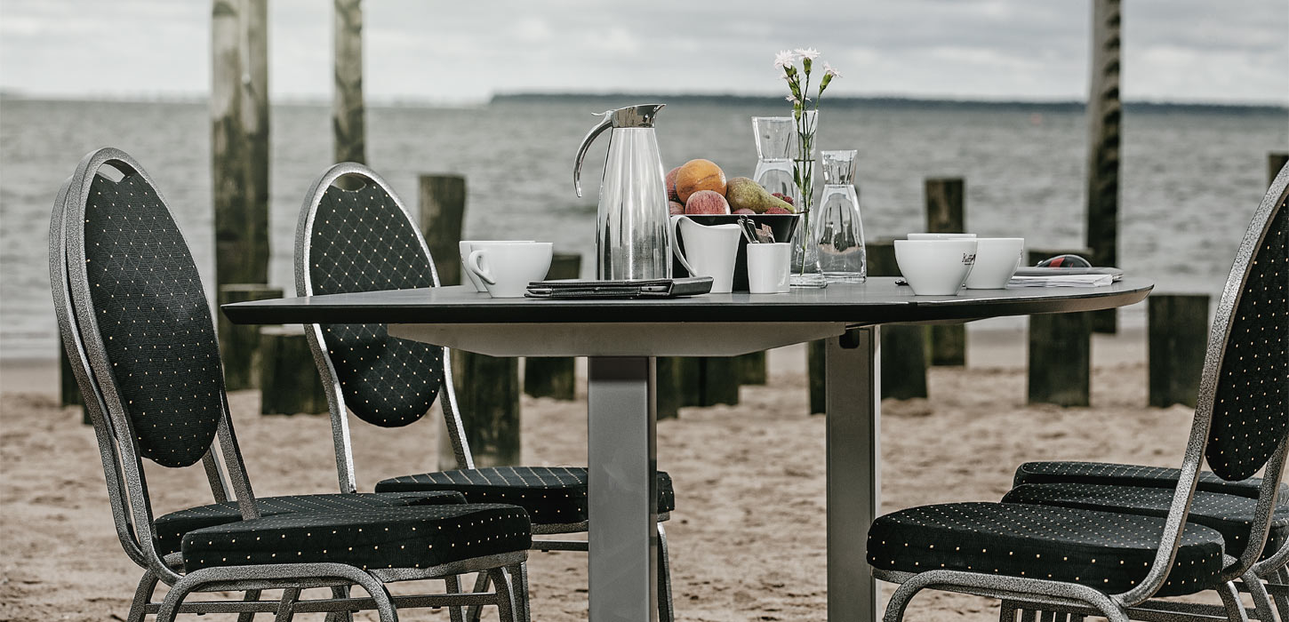 Møder og konferencer | Mødebord ved Hjerting Strand