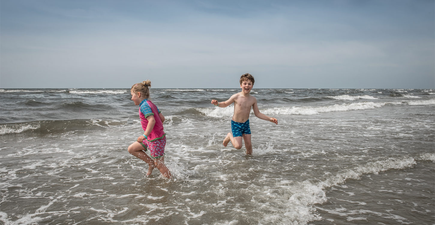 To børn leger på stranden på Fanø | Vadehavskysten