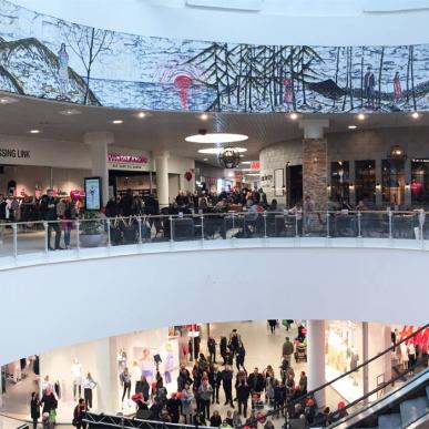 BROEN Shopping seen from inside | By the Wadden Sea